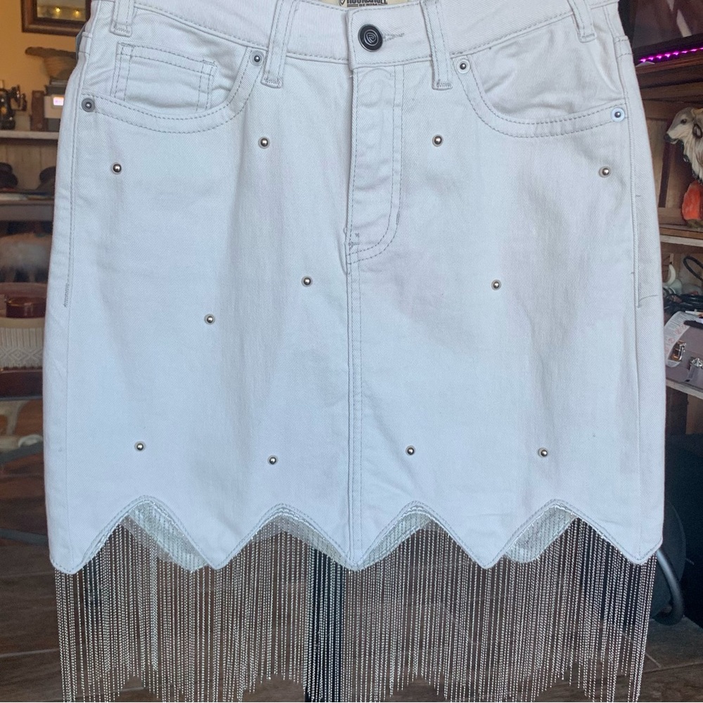 Light grey skies with cute metal fringe.